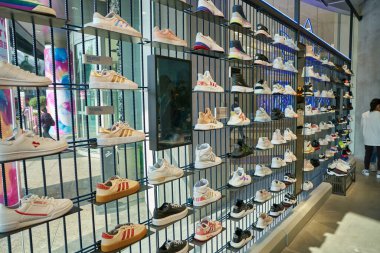 SHENZHEN, ÇİN - CIRCA Kasım 2019: Shenzhen 'deki Adidas mağazasında ayakkabılar sergileniyor.
