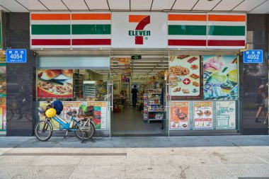 SHENZHEN, Çin - CIRCA NOVEMBER, 2019: Shenzhen 'deki 7-Eleven mağazasının girişi. 7-Eleven çok uluslu bir perakende mağaza zinciri..