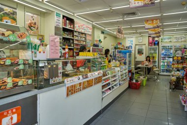 SHENZHEN, Çin - CIRCA NOVEMBER, 2019: Shenzhen 'deki 7-Eleven mağazasının içi. 7-Eleven çok uluslu bir perakende mağaza zinciri..
