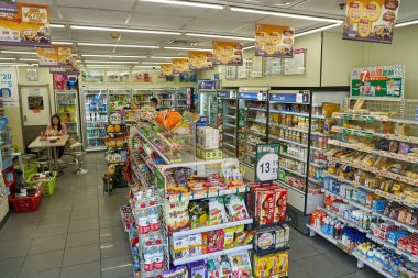 SHENZHEN, Çin - CIRCA NOVEMBER, 2019: Shenzhen 'deki 7-Eleven mağazasının içi. 7-Eleven çok uluslu bir perakende mağaza zinciri..