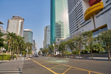 SHENZHEN, ÇİN - CIRCA Kasım 2019: Gündüz vakti Shenzhen 'in sokak manzarası.