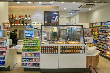 SHENZHEN, ÇİN - CIRCA NOVEMBER, 2019: Shenzhen 'deki Family Mart mağazasının içi.
