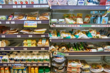 SHENZHEN, ÇİN - CIRCA NOVEMBER, 2019: Shenzhen 'deki Family Mart mağazasının içi.