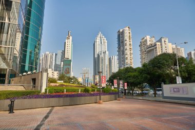 SHENZHEN, ÇİN - CIRCA Kasım 2019: Gündüz vakti Shenzhen 'in sokak manzarası.