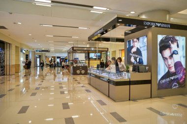 SHENZHEN, ÇİN - CIRCA NOVEMBER, 2019: Shenzhen 'deki alışveriş merkezinin içi.