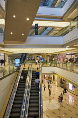 SHENZHEN, Çin - CIRCA NOVEMBER, 2019: Shenzhen 'deki MixC alışveriş merkezinin içi.