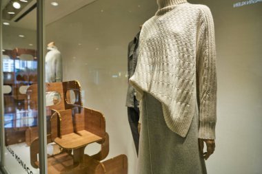 SHENZHEN, ÇİN - CIRCA NOVEMBER, 2019: Shenzhen 'deki Club Monaco mağazasında giyilen manken sergileniyor.