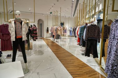 SHENZHEN, ÇİN - CIRCA NOVEMBER, 2019: Shenzhen 'deki Bora Aksu mağazasının iç çekimleri.