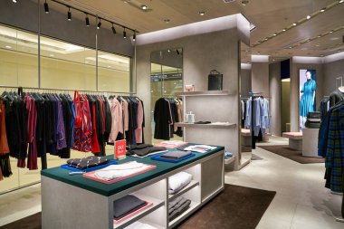 SHENZHEN, ÇİN - CIRCA Kasım 2019: Shenzhen 'deki Calvin Klein mağazasının içi. 