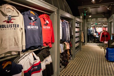 SHENZHEN, Çin - CIRCA NOVEMBER, 2019: Shenzhen 'deki Hollister mağazasının içi.