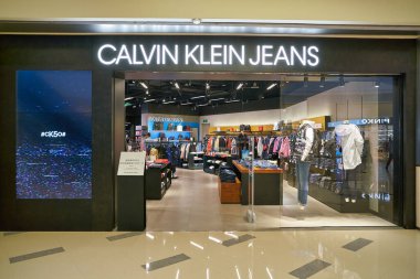 SHENZHEN, ÇİN - CIRCA KOVEMBER, 2019: Shenzhen 'deki Calvin Klein kot mağazasına giriş. 