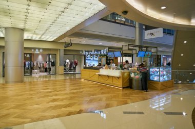 SHENZHEN, Çin - CIRCA NOVEMBER, 2019: Shenzhen 'deki MixC alışveriş merkezinin içi.