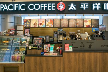 SHENZHEN, ÇİN - CIRCA NOVEMBER, 2019: Shenzhen 'deki Pacific Coffee' in iç çekimleri. Pacific Coffee, Hong Kong 'dan gelen bir kahve dükkanı zinciri..