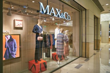 SHENZHEN, ÇİN - CIRCA NOVEMBER, 2019: Shenzhen 'deki Max and Co. Mağazasında giyilen mankenler sergileniyor.