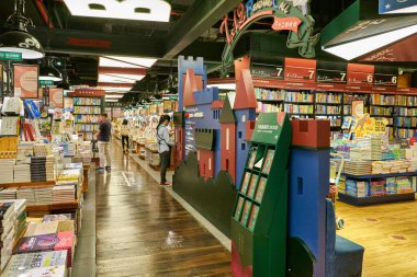 SHENZHEN, ÇİN - CIRCA NOVEMBER, 2019: Shenzhen 'deki kitapçının iç çekimleri.