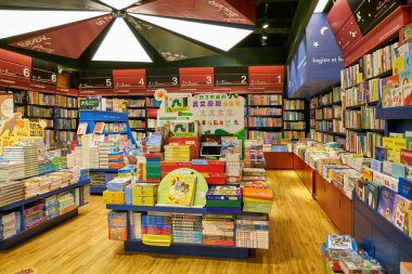 SHENZHEN, ÇİN - CIRCA NOVEMBER, 2019: Shenzhen 'deki kitapçının iç çekimleri.