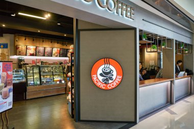 SHENZHEN, Çin - CIRCA NOVEMBER, 2019: Shenzhen 'deki alışveriş merkezinde Pacific Coffee' ye giriş. Pacific Coffee, Hong Kong 'dan gelen bir kahve dükkanı zinciri..