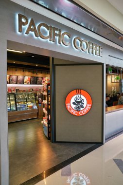 SHENZHEN, Çin - CIRCA NOVEMBER, 2019: Shenzhen 'deki alışveriş merkezinde Pacific Coffee' ye giriş. Pacific Coffee, Hong Kong 'dan gelen bir kahve dükkanı zinciri..