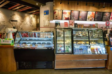 SHENZHEN, ÇİN - CIRCA NOVEMBER, 2019: Shenzhen 'deki Pacific Coffee' in iç çekimleri. Pacific Coffee, Hong Kong 'dan gelen bir kahve dükkanı zinciri..