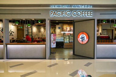 SHENZHEN, Çin - CIRCA NOVEMBER, 2019: Shenzhen 'deki alışveriş merkezinde Pacific Coffee' ye giriş. Pacific Coffee, Hong Kong 'dan gelen bir kahve dükkanı zinciri..
