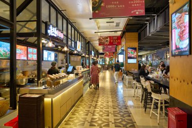 SHENZHEN, Çin - CIRCA NOVEMBER, 2019: Şarküteri Şehri 'nin Shenzhen' deki MixC alışveriş merkezinin içi. 