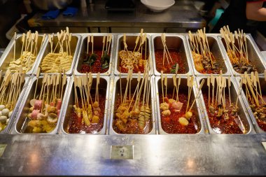 SHENZHEN, Çin - CIRCA NOVEMBER, 2019: Shenzhen 'deki MixC alışveriş merkezindeki Deli City' de çeşitli yiyecekler sergileniyor. 