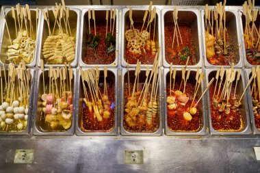 SHENZHEN, Çin - CIRCA NOVEMBER, 2019: Shenzhen 'deki MixC alışveriş merkezindeki Deli City' de çeşitli yiyecekler sergileniyor. 