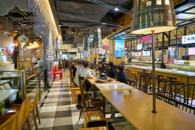 SHENZHEN, Çin - CIRCA NOVEMBER, 2019: Şarküteri Şehri 'nin Shenzhen' deki MixC alışveriş merkezinin içi. 