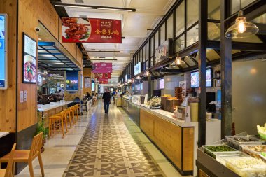 SHENZHEN, Çin - CIRCA NOVEMBER, 2019: Şarküteri Şehri 'nin Shenzhen' deki MixC alışveriş merkezinin içi. 