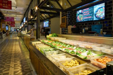 SHENZHEN, ÇİN - CIRCA NOVEMBER, 2019: Shenzhen 'deki MixC alışveriş merkezindeki Deli City' de çeşitli gıda malzemeleri sergileniyor. 