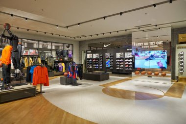 SHENZHEN, Çin - CIRCA NOVEMBER, 2019: Shenzhen 'deki Nike mağazasının içi.