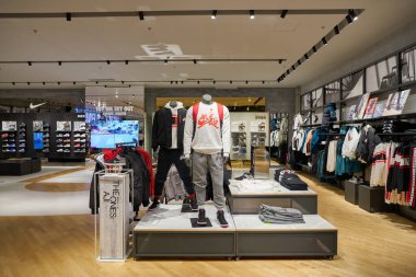 SHENZHEN, Çin - CIRCA NOVEMBER, 2019: Shenzhen 'deki Nike mağazasının içi.