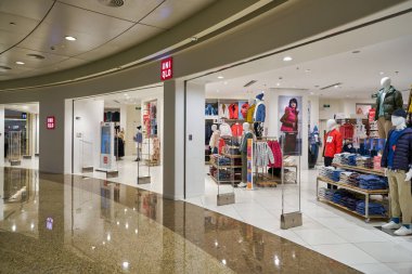 SHENZHEN, Çin - CIRCA NOVEMBER, 2019: Shenzhen 'deki Uniqlo mağazasına giriş. Uniqlo bir Japon günlük giyim tasarımcısı, üretici ve perakendecisi..