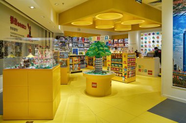 SHENZHEN, ÇİN - CIRCA NOVEMBER, 2019: Lego plastik inşaat oyuncakları Shenzhen 'deki mağazada sergileniyor.
