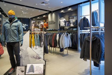 SHENZHEN, ÇİN - CIRCA NOVEMBER, 2019: Arc 'teryx mağazasının içi. Arc 'teryx, açık hava kıyafetleri üzerine uzmanlaşmış Kanadalı üst düzey bir tasarım şirketi..