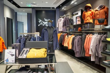 SHENZHEN, ÇİN - CIRCA NOVEMBER, 2019: Arc 'teryx mağazasının içi. Arc 'teryx, açık hava kıyafetleri üzerine uzmanlaşmış Kanadalı üst düzey bir tasarım şirketi..