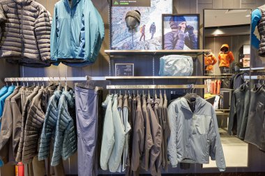 SHENZHEN, ÇİN - CIRCA NOVEMBER, 2019: Arc 'teryx mağazasının içi. Arc 'teryx, açık hava kıyafetleri üzerine uzmanlaşmış Kanadalı üst düzey bir tasarım şirketi..