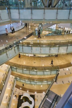 SHENZHEN, Çin - CIRCA NOVEMBER, 2019: Shenzhen 'deki MixC alışveriş merkezinin içi.