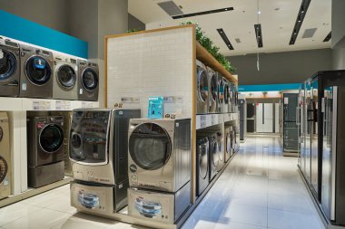 ŞENZHEN, ÇİN - CIRCA Kasım 2019: Shenzhen 'deki Sundan mağazasında çamaşır makineleri sergileniyor.