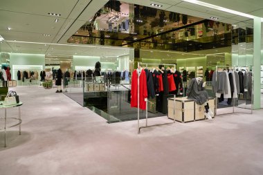 SHENZHEN, Çin - CIRCA NOVEMBER, 2019: Shenzhen 'deki Prada mağazasının içi.