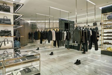 SHENZHEN, Çin - CIRCA NOVEMBER, 2019: Shenzhen 'deki Saint Laurent mağazasının içi.