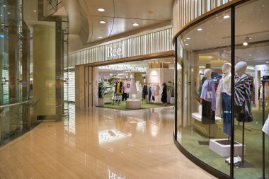 SHENZHEN, ÇİN - CIRCA NOVEMBER, 2019: Shenzhen 'deki MixC alışveriş merkezindeki Reel mağazasına giriş.