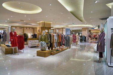 SHENZHEN, ÇİN - CIRCA NOVEMBER, 2019: Shenzhen 'deki MixC alışveriş merkezindeki Reel mağazasında giysiler sergileniyor.