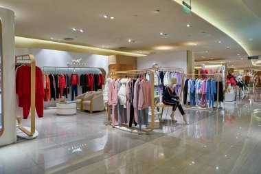 SHENZHEN, ÇİN - CIRCA NOVEMBER, 2019: Shenzhen 'deki MixC alışveriş merkezindeki Reel mağazasında giysiler sergileniyor.