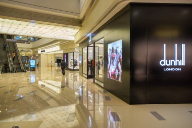 SHENZHEN, Çin - CIRCA NOVEMBER, 2019: Shenzhen 'deki MixC alışveriş merkezinin içi.