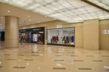 SHENZHEN, Çin - CIRCA NOVEMBER, 2019: Shenzhen 'deki MixC alışveriş merkezinin içi.