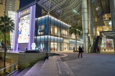 SHENZHEN, Çin - CIRCA Kasım 2019: Shenzhen 'deki Gucci dükkanının vitrini.