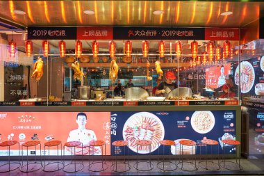 SHENZHEN, ÇİN - CIRCA NOVEMBER, 2019: Shenzhen 'deki restoranın mutfağında çalışan. Restoran müşterilere yemek ve içecek hazırlayan bir işletmedir..