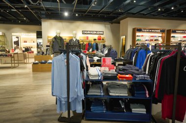 MOSCOW, RUSSIA - CIRCA Aralık 2019: Sheremetyevo Uluslararası Havaalanı 'nda giysi sergileniyor.