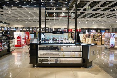 MOSCOW, RUSSIA - CIRCA Aralık 2019: Sheremetyevo Uluslararası Havalimanı 'nda sergilenen Dior parfüm ürünleri.